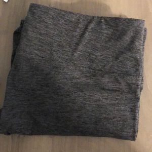 Women’s skinny leg dark gray workout leggings